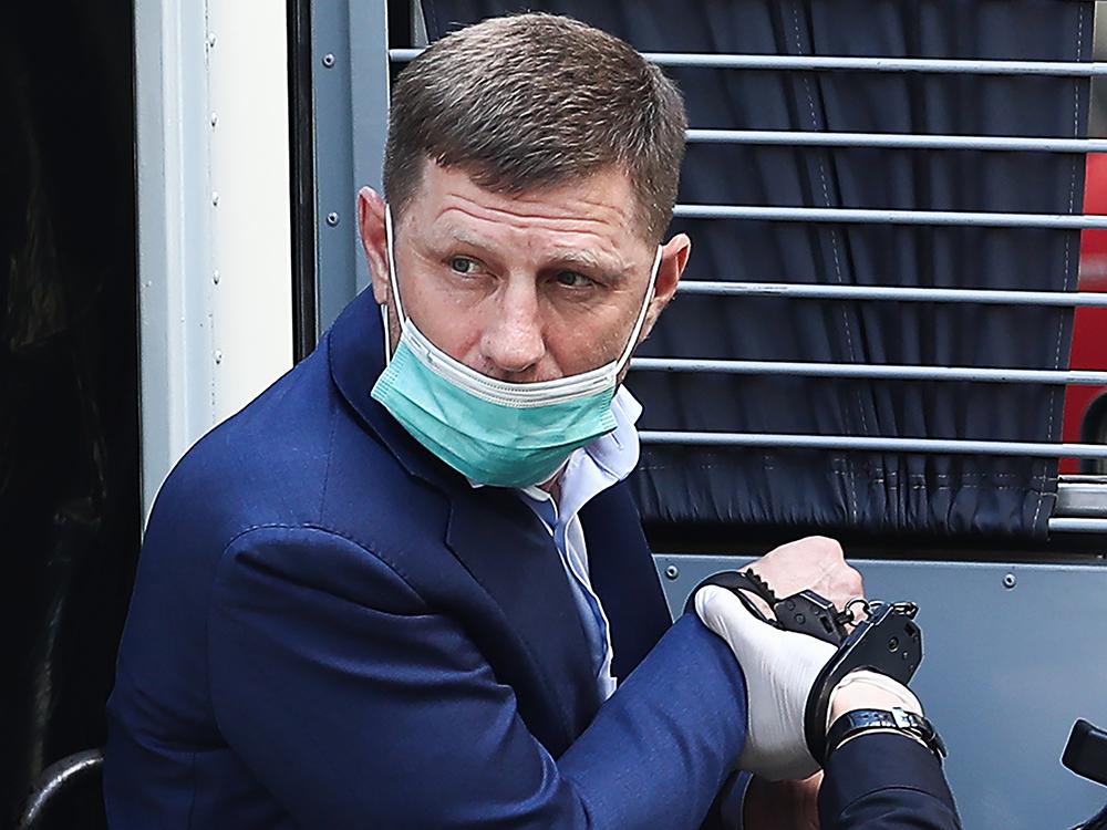 Губернатора Хабаровского края Сергей Фургала задержали 9 июля и этапировали в Москву. Его обвиняют в организации заказных убийств предпринимателей, которые имели место более 15 лет назад в Хабаровском крае и Амурской области. Показания против чиновника дал экс-партнер по бизнесу. Свою вину политик не признает, сейчас он находится в столичном СИЗО. Расследование его дела продолжается. А в Хабаровске жители выходят на самые массовые в истории города протестные акции.