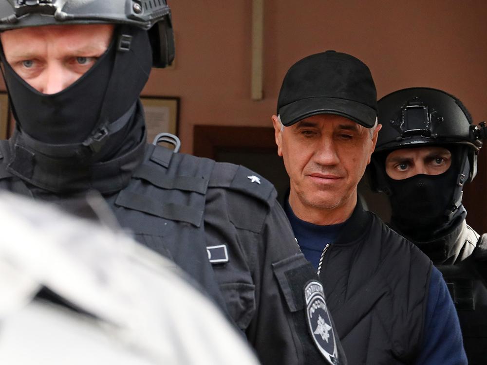 Красноярского бизнесмена и экс-депутата местной думы Анатолия Быкова задержали весной. Изначально его обвиняли в организации заказного убийства двух человек в 90-е годы. Предпринимателя отправили в СИЗО, а осенью выпустили под домашний арест. Но в тот же день предъявили обвинение в расправе над коммерсантом, которого убили 15 лет назад. . Быкова вернули в изолятор, расследование по его делу продолжается. Сам коммерсант отрицает свою вину. 