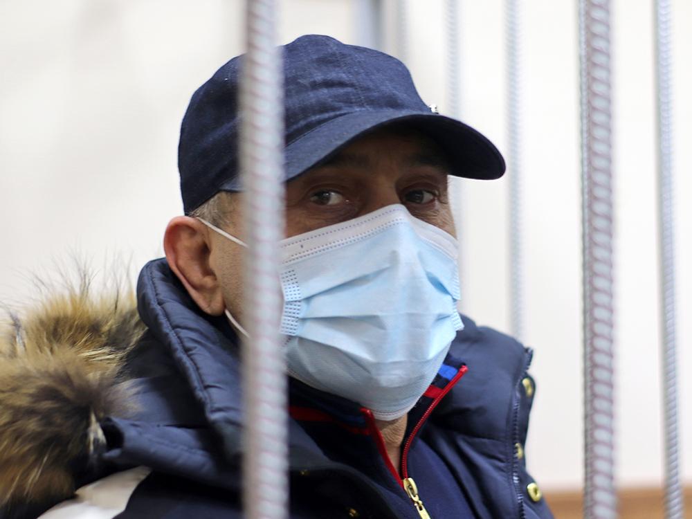 Под арест отправили и теперь уже бывшего главу дагестанского ОМВД полковника полиции Гази Исаева. По версии следствия, полицейский – участник запрещённой в России организации «Имарат Кавказ». Следователи полагают, что Исаев лично доставил в Москву одну из смертниц, которая участвовала в терактах на станциях метро «Лубянка» и «Парк культуры» 29 марта 2010 года. Тогда взрывы убили 39 человек, более 100 получили ранения.