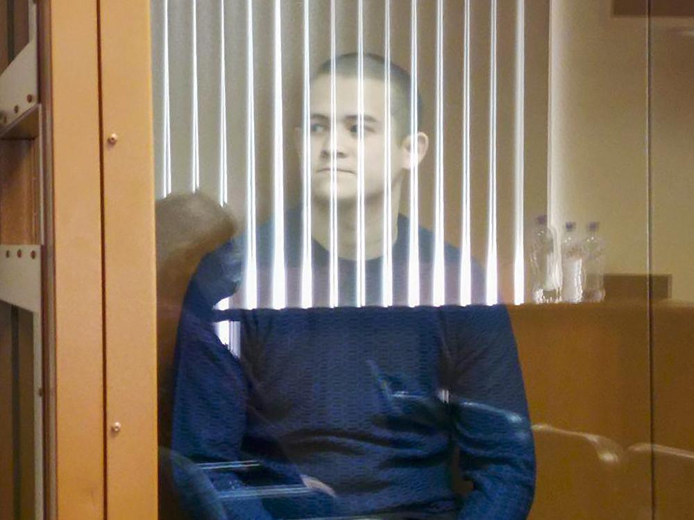 Осенью начался процесс по уголовному делу Рамиля Шамсутдинова, который расстрелял восьмерых сослуживцев год назад. Дело рассматривает 2-й Восточный окружный военный суд. Шамсутдинов объяснил свои действия дедовщиной и систематическими издевательствами в части. Его уже признали пострадавшим от неуставных отношений. Перед Новым годом присяжные признали солдата виновным, но заслуживающим снисхождения. Максимальное наказание ему не будет превышать 13 лет 4 месяца.