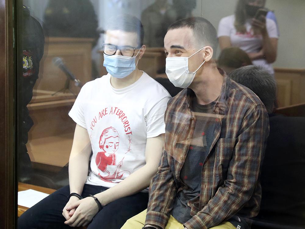 Приволжский окружной военный суд в этом году приговорил к длительным срокам заключения фигурантов так называемого дела «Сети». По версии следствия, сообщество объединило анархистов из различных регионов в боевые группы, которые планировали свергнуть власть. Свою вину осужденные не признали и заявляли о пытках, которым подверглись на этапе расследования дела, когда находились в СИЗО. Апелляция оставила приговор обвиняемым без изменений.