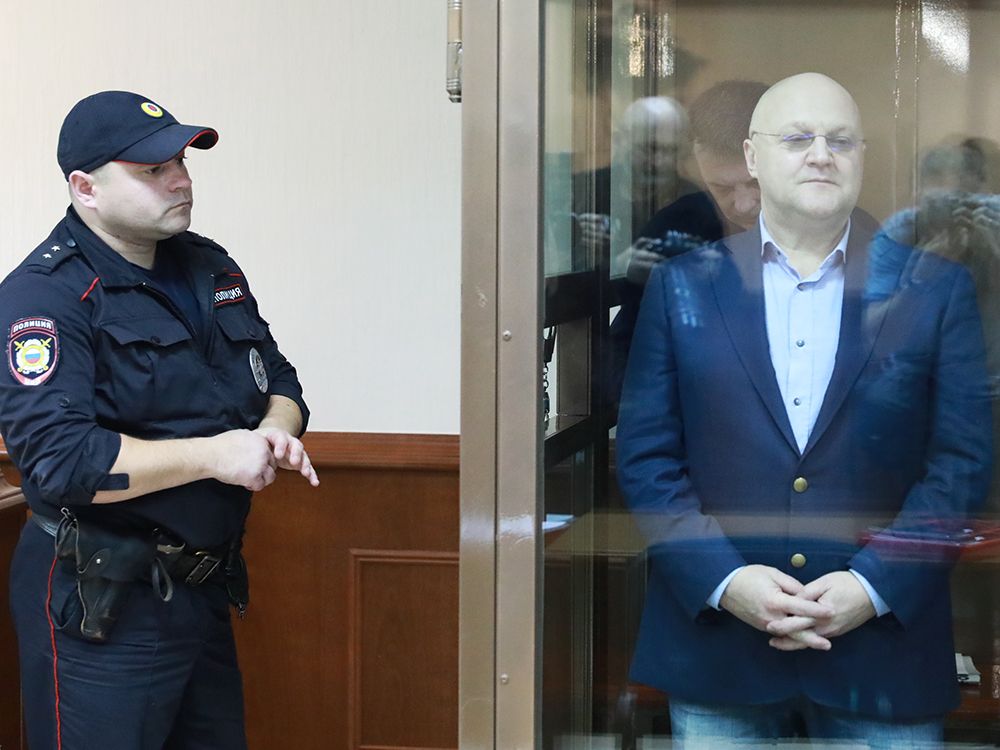 Весной экс-главу московского управления СКР Александра Дрыманова признали виновным во взяточничестве. Мосгорсуд приговорил его к 12 годам колонии строгого режима и лишил звания генерал-майора. Подсудимый вместе с еще несколькими высокопоставленными сотрудниками СКР за $1 млн пытался освободить криминального авторитета Андрея Кочуйкова. Того арестовали после перестрелки у одного из столичных ресторанов. 
