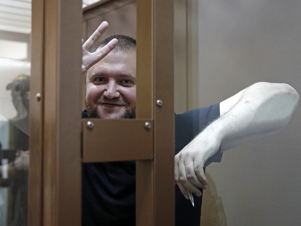 Завершилось расследование дела в отношении создателя паблика «Омбудсмен полиции» Владимира Воронцова. Бывший сотрудник правоохранительных органов обвиняется в вымогательстве, незаконном распространении порнографии в интернете, клевете и публичном оскорблении представителя власти. Всего 14 эпизодов. Он якобы вымогал у нескольких полицейских деньги за непубликацию их фото интимного характера. Блогер вину не признает и ждет суда, находясь в СИЗО. 