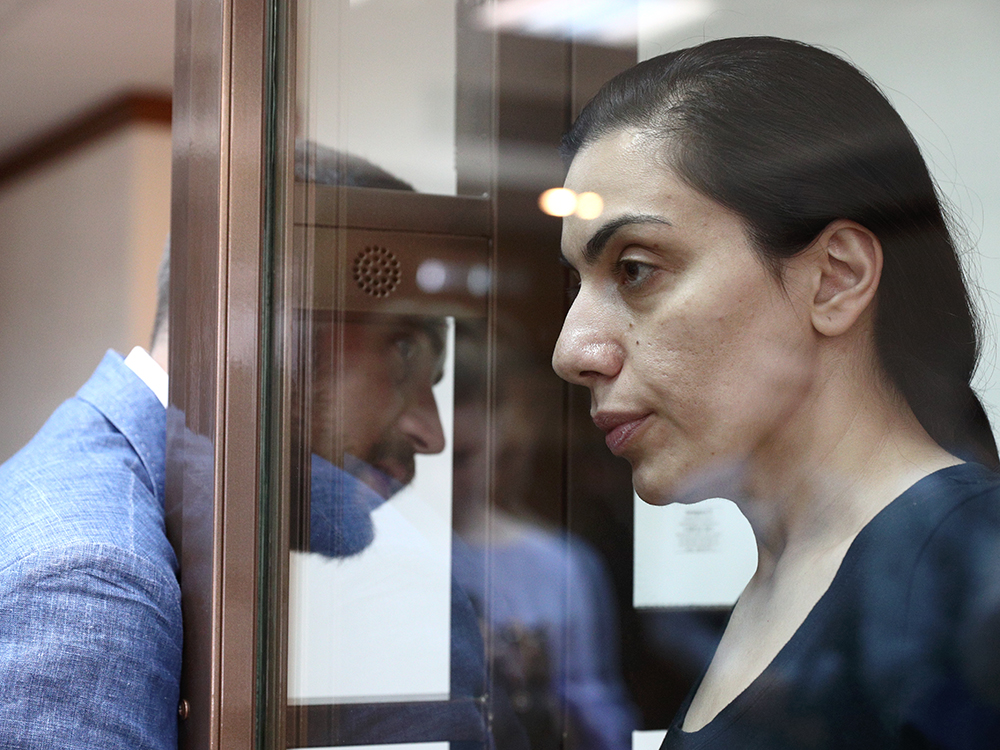 По еще одному уголовному делу о госизмене уже вынесли обвинительный приговор. Суд дал 15 лет колонии строгого режима бывшему топ-менеджеру «Интер РАО» Карине Цуркан. Обвинение считает, что женщина передавала молдавским спецслужбам данные о поставках электроэнергии из России на территорию Украины. Сама она вину не признает и утверждает, что с помощью этого уголовного дела её хотели сместить с высокого поста в энергетической компании.