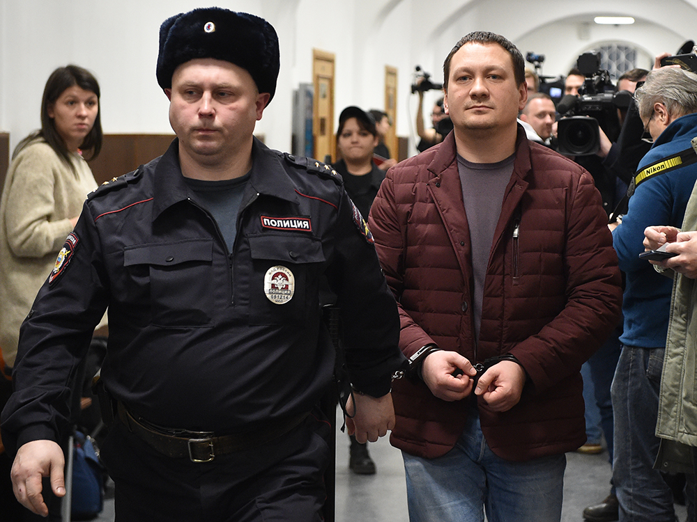 В самом начале года под арест отправились полицейские, которые участвовали в задержании журналиста Ивана Голунова и, по версии следствия, подбросили ему наркотики. Им предъявили обвинение в превышении должностных полномочий с применением насилия, фальсификации доказательств и незаконном обороте наркотиков в крупном размере. Один из полицейских, Денис Коновалов, пошел на сделку со следствием и во всем признался, дав показания на своих коллег. Теперь они ждут суда. 