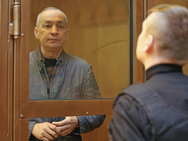 Как установил суд, с 2003 по 2018 годы на тот момент глава Серпуховского района Московской области Александр Шестун создал 43 фирмы через подконтрольных ему лиц и по заниженным ценам незаконно продавал им муниципальную землю. Ущерб местному бюджету составил около 64,5 млн руб. Еще бывший чиновник получил взятки на общую сумму свыше 9,9 млн руб. За это суд приговорил его к 15 годам колонии. Сам Шестун отрицает свою вину и считает дело политически мотивированным.