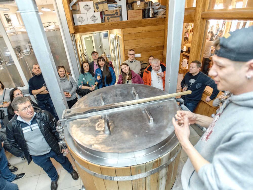 Экскурсия по производственному цеху и рассказ о методах пивоварения.