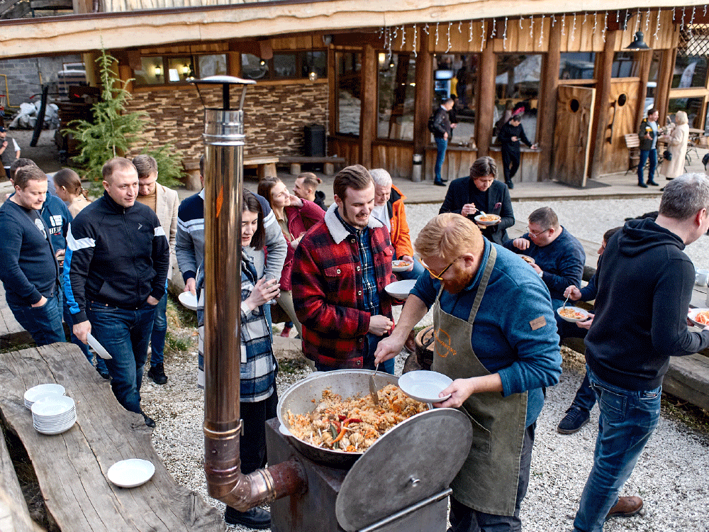 Участники пробуют плов от знаменитого краснополянского гастрономического эксперта.