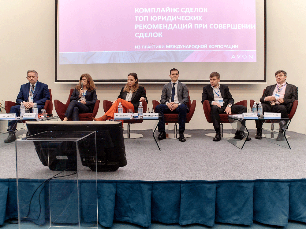 Второй день программы и первая сессия конференции форума. На сцене слева направо: Сергей Радченко, Юг; Юлия Филиппова, Avon; Евгения Червец, Регионсервис; Владимир Ефремов, Арбитраж.ру; Роман Воронин, РИ-Консалтинг, Сергей Качков, НТВ-Плюс.