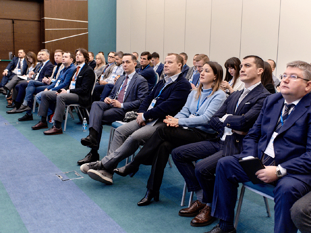 Участники форума на деловой программе.