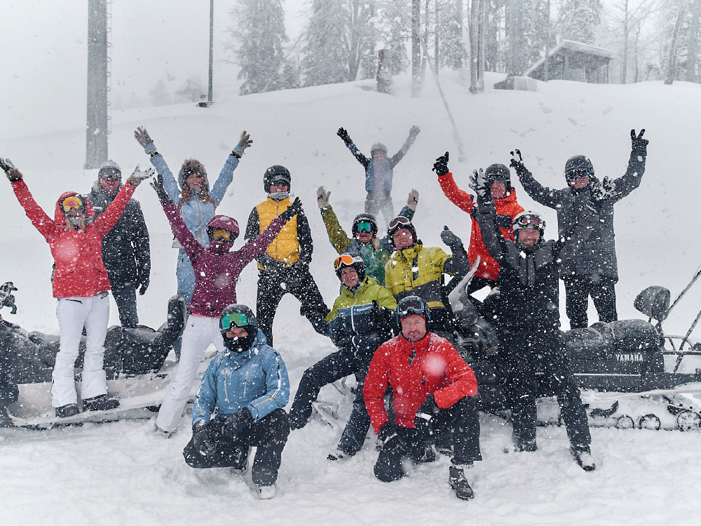 Первый заезд и остановка для группового снимка.