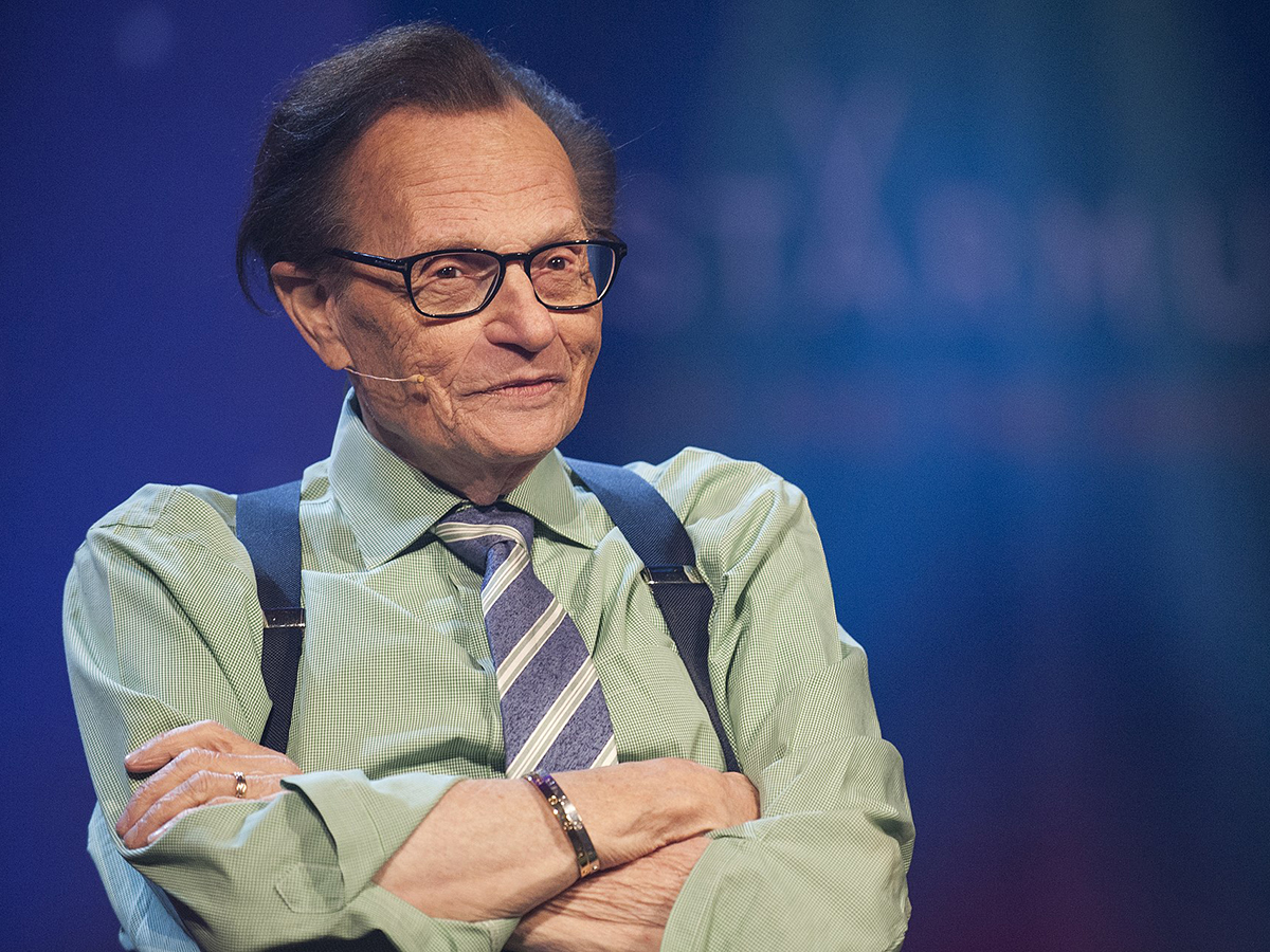 Ларри Кинг (1933 – 2021) в 1960-1970-х был спортивным журналистом в Майами. В 1971-м корпоративный рейдер Луис Волфсон обвинил Кинга в хищении. Якобы Кинг, у которого были связи в прокуратуре, присвоил деньги, полученные за обещанный пересмотр дела о махинациях Волфсона на бирже. Пока с журналиста не сняли обвинения, на работу его не брали. Кинг задолжал $352 000 и стал банкротом в 1978-м. В том же году он запустил Larry King Show на радио MBS, а спустя семь лет стал ведущим знаменитой программы на CNN. Ларри Кинг. Фото:  NTNU