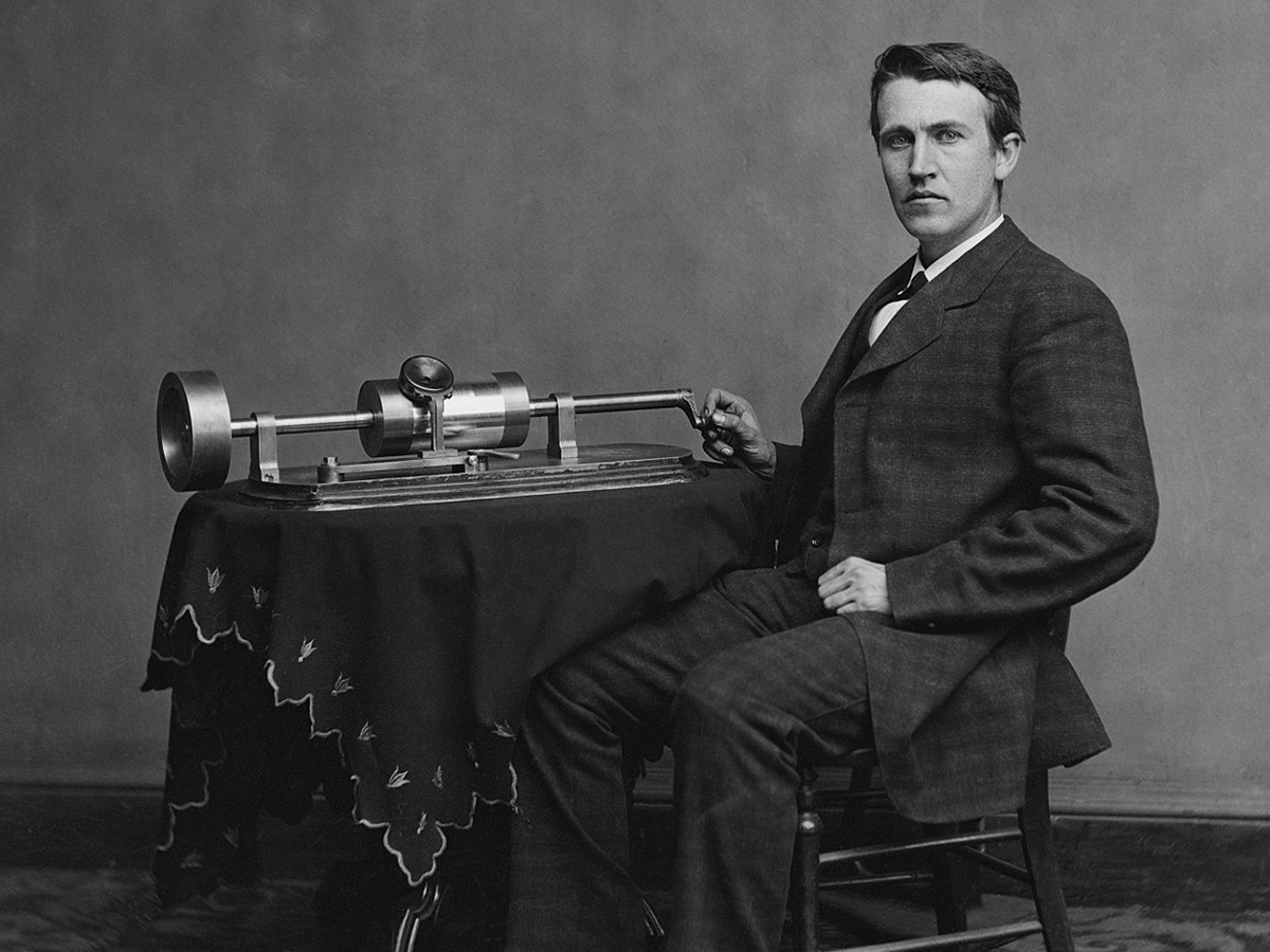 Томас Эдисон (1847 - 1931) основал 14 стартапов, один из которых — General Electric. Первую компанию, цементную, изобретатель запустил в 1889, она стала прибыльной, но новые идеи Эдисона довели ее до банкротства. Он пытался наладить производство готовых цементных домов, но изобретенный им двухэтажный дом оказался очень дорогим по себестоимости, и выпустили только 11 штук. Изобретатель как-то сказал: «Я не терпел поражений, я просто изобрел 10 000 способов, которые не сработали». Томас Эдисон. Фотография Левина Корбина Хэнди