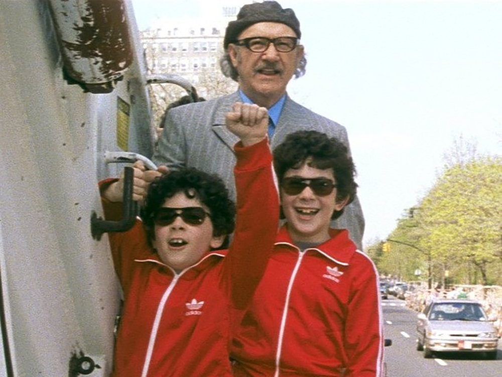 «Семейка Тененбаум» (The Royal Tenenbaums), 2001, США. Признанный фильм Уэса Андерсона с Джином Хэкменом. Адвокат Роял Тененбаум уходит из семьи, устав от забот и ответственности. Через 22 года его счета опустели. Чтобы вернуться, он притворяется больным раком и начинает борьбу за детей, которые выросли в невротиков и неудачников. По мере общения с отцом-банкротом они решают свои личностные проблемы. В конце Роял умирает от инфаркта, а на могиле остается надпись: «Трагически погиб, спасая свою семью из подбитого корабля».