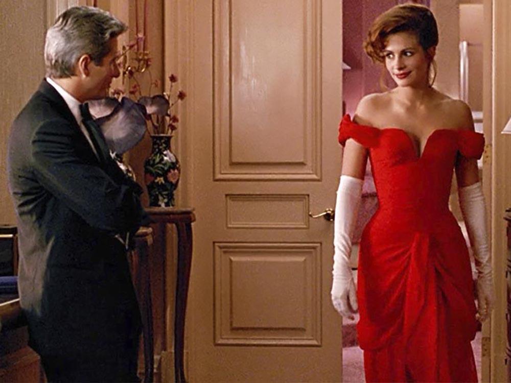 «Красотка» (Pretty Woman), 1990, США. Знаменитая романтическая комедия Гарри Маршалла. Главный герой Эдвард Льюис – успешный финансовый рейдер. Он доводит компании до банкротства и распродает с огромной маржой. Первой такой компанией был бизнес отца, который бросил Льюиса с матерью. Проститутка Вивьен – своего рода вложение в банкрота. Он ее делает ценным активом, одевая в роскошное и балуя. Вивьен проникается сочувствием к одной из жертв рейдера и открывает герою Гира глаза на то, что он поступает нехорошо. Льюис отказывается от легких денег.