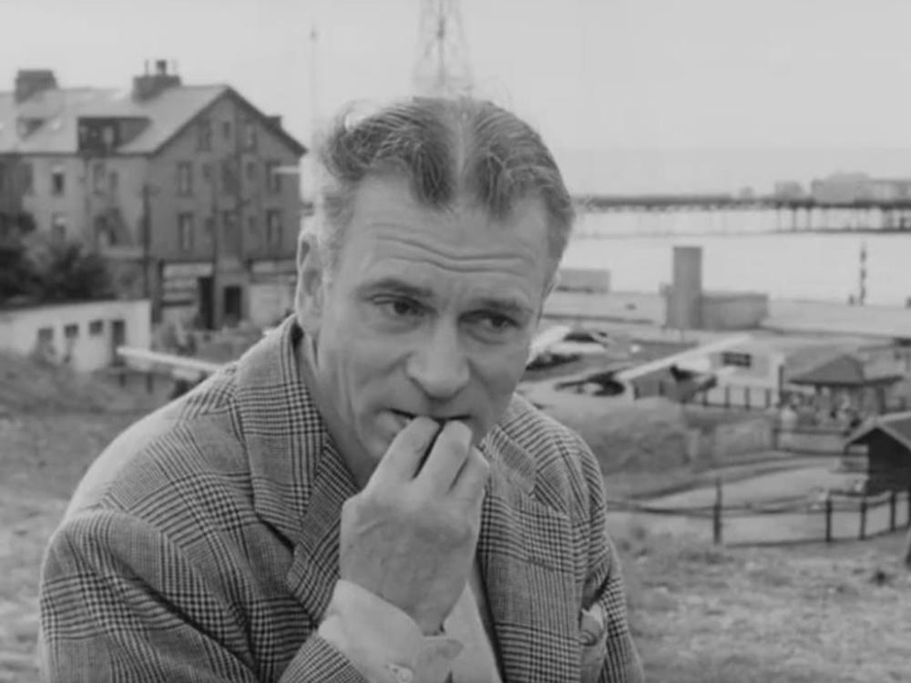 «Комедиант» (The Entertainer), 1960, Великобритания. Драма Тони Ричардсона с Лоренсом Оливье. Арчи Райс – владелец и артист хиреющего мюзик-холла, пьющий, изменяющий жене банкрот. Подрабатывая на конкурсе «Мисс Британия», Арчи подцепляет девушку, чтобы выманить у ее родителей деньги и вложить их в шоу. Отец героя расстраивает план. Да и дальше ничего хорошего: один сын погибает на войне в Египте, отец умирает по вине сына, жена и второй сын, устав от безответственности Арчи, уезжают в Канаду. В финале герой выходит на сцену перед скучающей публикой.
