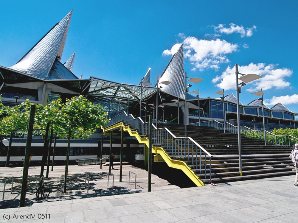 Дворец правосудия в Антверпене, Бельгия, 2006. Проект: Richard Rogers Partnership и VK Studio. Главная отличительная черта здания - так называемые парусные крыши. Это конусообразные возвышения над каждым из 16 малых и 6 больших залов заседаний, которые изображают, по замыслу архитекторов, паруса судов, проходящих по реке Шельда. Первоначально их даже хотели сделать подвижными в зависимости от направления ветра. Фото: wikipedia.org