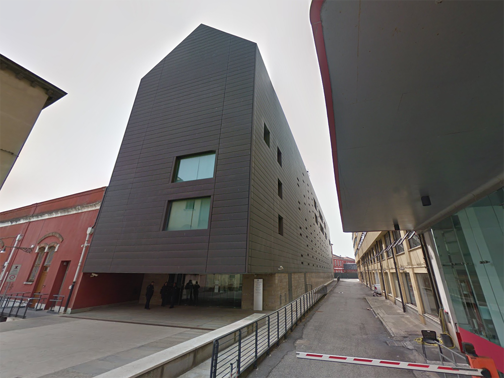 Суд Венеции, Италия, 2012. Проект: C+S ASSOCIATI. Здание, ставшее основой и доминантой реконструированного фабричного квартала на въезде в город у Пьяццале Рома. Постройка отсылает к старинным тюрьмам, заводским корпусам и одновременно заходящим в город круизным лайнерам. Половина первого этажа здания отдана под пешеходное пространство, из которого посетители попадают в суд. Здание отделано окисленной медью, как большинство исторических зданий Венеции. Фото: google maps