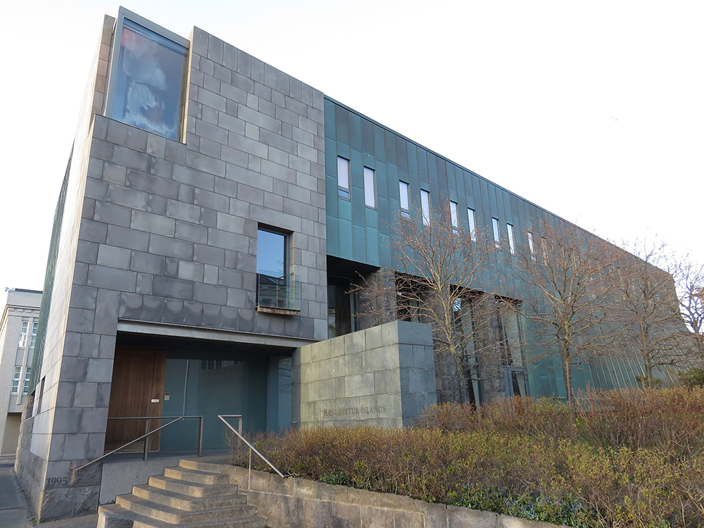 Верховный суд, Рейкьявик, Исландия, 1996. Проект: Studio Granda. Здание называют ярким образцом исландского критического регионализма - это архитектура с отсылкой к традиционной, но без орнаментации. Использованы традиционные исландские материалы: камень, листовой металл, древесина. Работа также отсылает к школе скандинавского модернизма. Она близка России, так как сходна с лучшей поздесоветской архитектурой. Фото: wikipedia.org