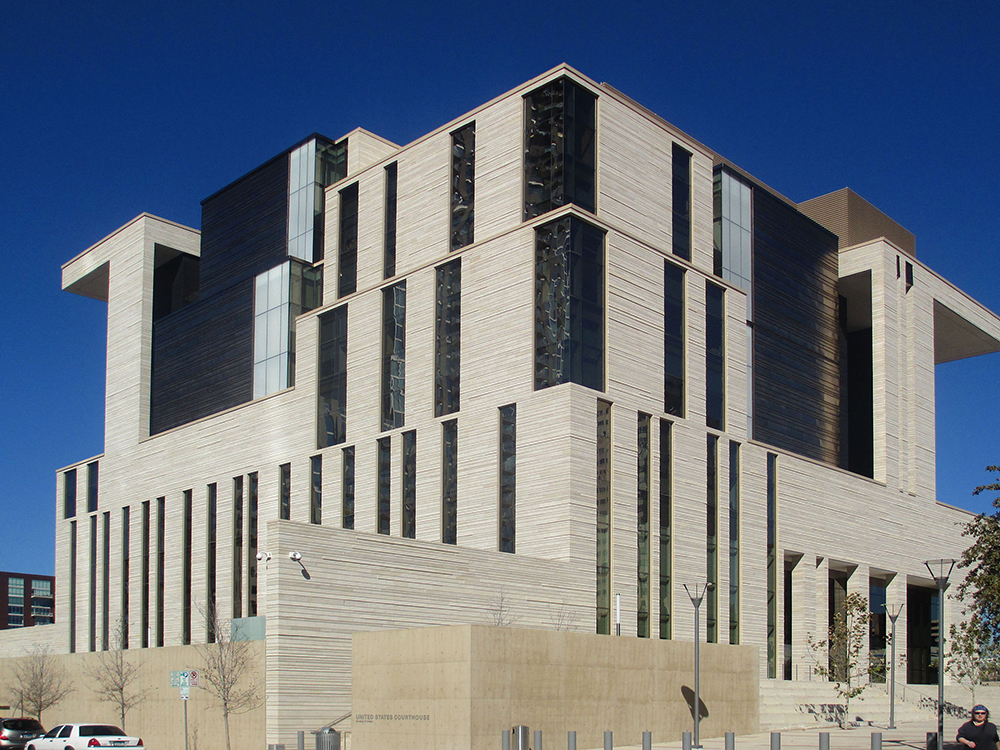 Федеральный суд США в Остине, Техас, 2012. Проект: Mack Scogin Merrill Elam. Архитекторы объездили несколько судов США и  увидели, что во всех зданиях очень запутанные холлы, так как нужно обеспечить два пространства: общественное, для судей, а также для заключенных и маршалов (должностных лиц, схожих по функциям с приставами). При этом в залах многих судов не было окон, чтобы минимизировать попытки побега. Скогин и Элам учли это создали необычный и функциональный проект, который сочетает безопасность, комфорт работы и внешнюю эффектность. Фото: wikipedia.org