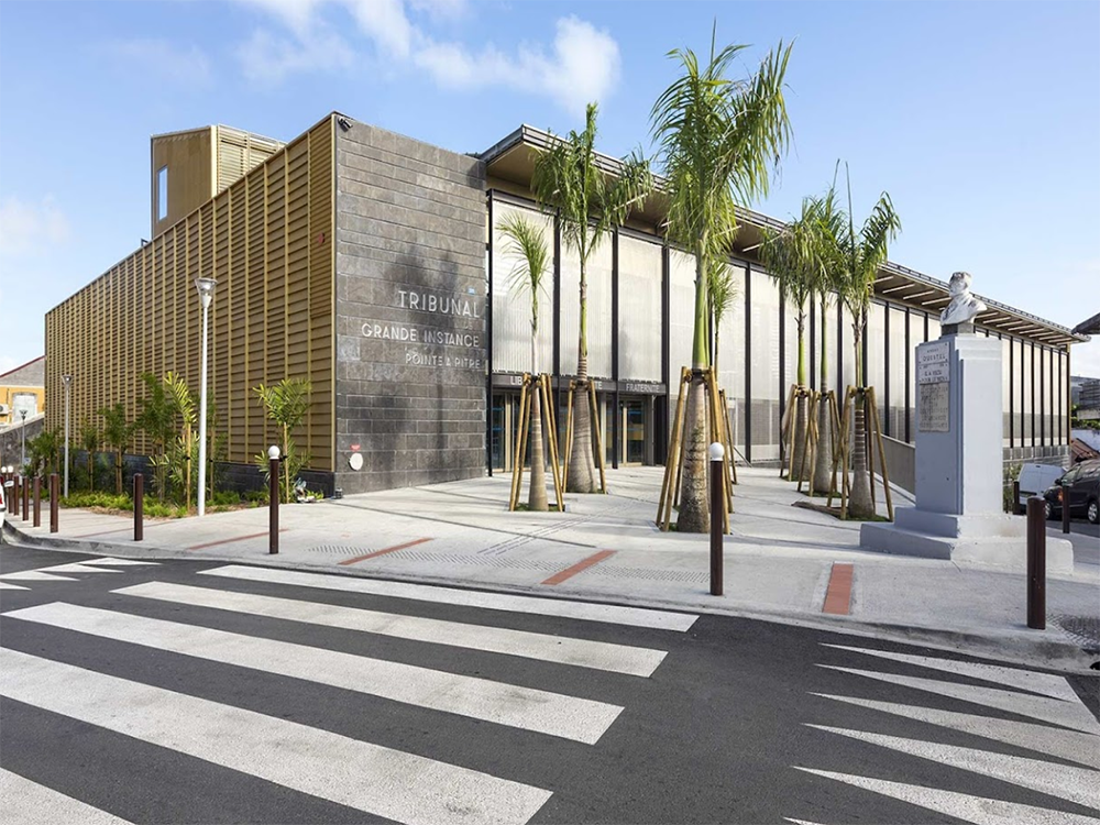 Дворец правосудия, Пуэнт-а-Питр, Гваделупа, 2018. Проект: Ignacio Prego Architectures. По словам архитектора, он хотел спроектировать близкое людям и практичное здание, которое примиряет граждан с авторитетом судебной власти. Это строение с большим количеством стекла выгодно отличается от традиционных непрозрачных судебных монолитов. Оно спроектировано приземистым в том числе и для того, чтобы обеспечить безопасность во время циклонов. Дворец правосудия, Пуэнт-а-Питр, Гваделупа. Фото: google maps

