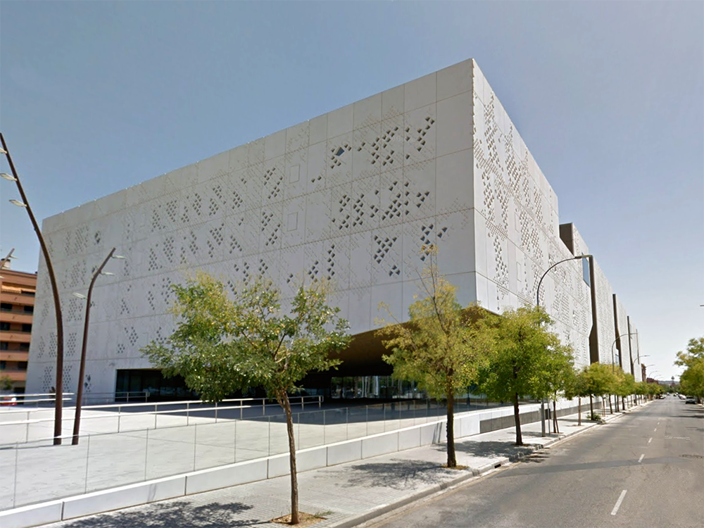 Город правосудия в Кордове, 2017. Проект: Mecanoo. Комплекс должен был добавить «ощущения городской власти» в новые кварталы. Суд называют лучшим образом современной архитектуры города. Вертикальные проемы, патио, кантилевер, белый цвет, большая площадь делают здание привлекательным, но еще и дают ощущение безопасности. Фото: google maps