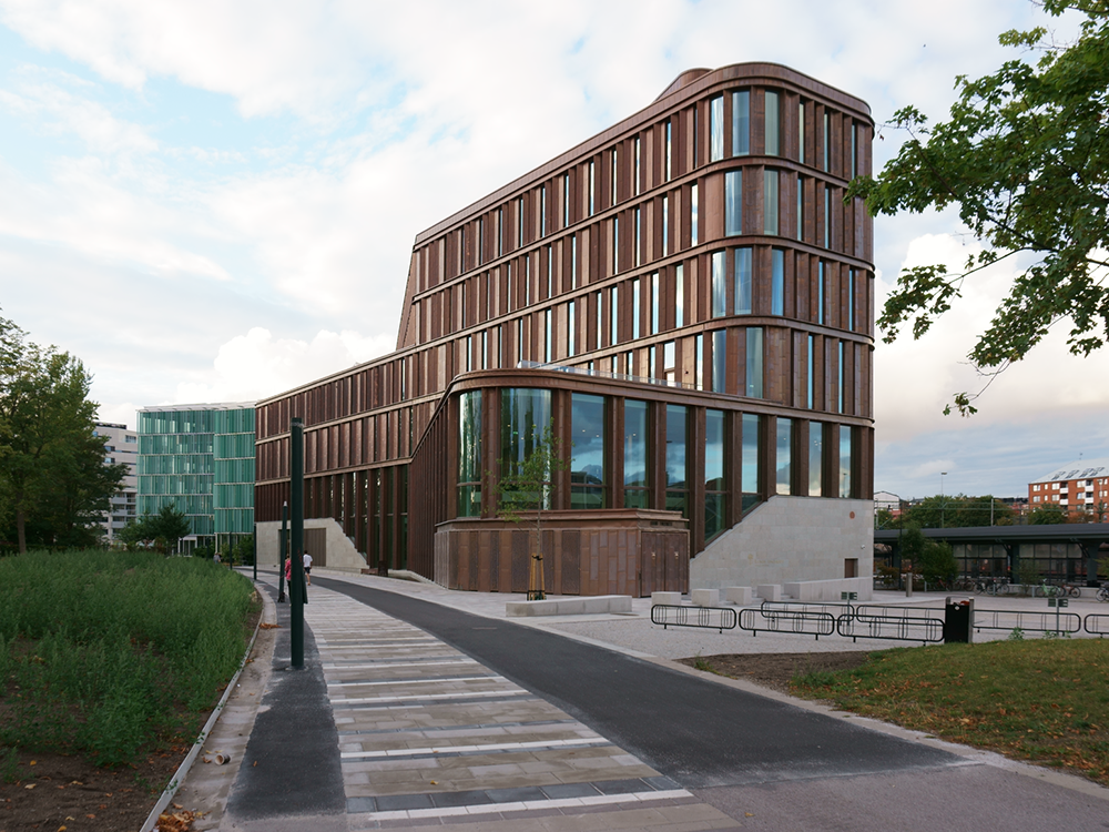 Окружной суд в Лунде, Швеция, 2018. Проект: FOJAB. Здание задумывалось как самое технологичное в Швеции. Фасад выполнен из меди и стекла с карнизами и наличниками, подчеркивающими масштабность. Разные входы ведут в четыре зоны: для населения, прокуроров, судей и заключенных. Расположенное у парка здание внутри отделано панелями из ясеня. Лаконичная чеканка с весами на последнем этаже - единственное, что напоминает о функционале. Фото: wikipedia.org.