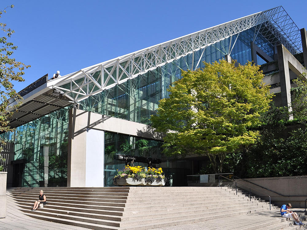 Апелляционный и Верховный суды Британской Колумбии, Ванкувер, Канада, 1980. Проект: Arthur Erickson Architects. Архитекторы сразу пообещали поставить этот дом вверх дном, отказавшись от обычных приемов. Они спроектировали крышу из зеленого стекла, которая образует огромный общественный атриум. Новаторская архитектура и городской дизайн сделали здание одной из всемирно известных достопримечательностей центра Ванкувера. Фото: wikipedia.org