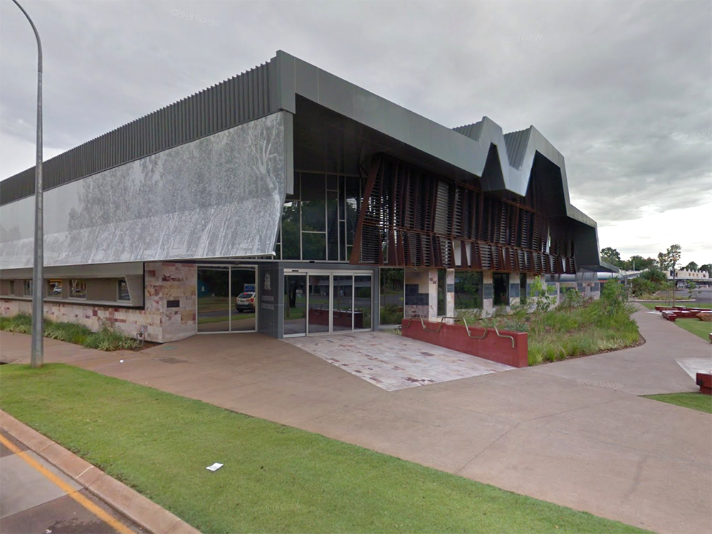 Суд Кунунурры, Кимберли, Австралия, 2014. Проект: TAG Architects и Iredale Pedersen Hook. Был построен специально для аборигенов, населяющих этот район, удаленный на 400 км от ближайшего крупного города Дарвина. Цель проекта была в том, чтобы построить неформальное, близкое аборигенам сооружение, где они могли бы чувствовать себя комфортно. При проектировании разработчики консультировались с представителями местного населения. В дизайн здания были включены картины художников- аборигенов из страны Миривун. Фото: google maps