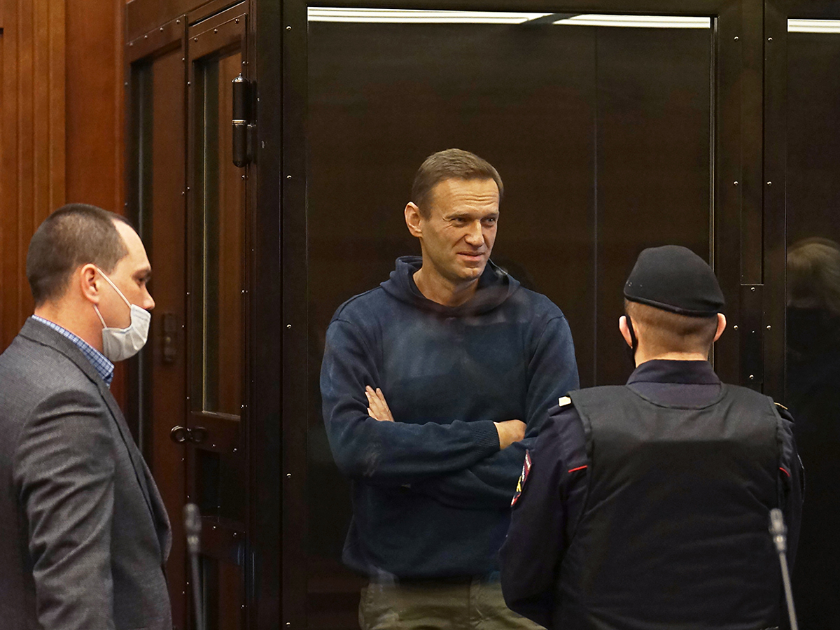 2 февраля Симоновский райсуд Москвы заменил условное наказание на реальное для Алексея Навального, оппозиционера и основателя ФБК (признан экстремистской организацией и ликвидирован). Об этом ходатайствовала ФСИН  по делу «Ив Роше», так как Навальный якобы многократно пропускал отметки в уголовно-исполнительной инспекции. Судья Наталья Репникова удовлетворила ходатайство и приговорила Навального к 3,5 годам заключения. Выездное заседание Симоновского суда проходило в здании Мосгорсуда из-за большого числа зрителей.