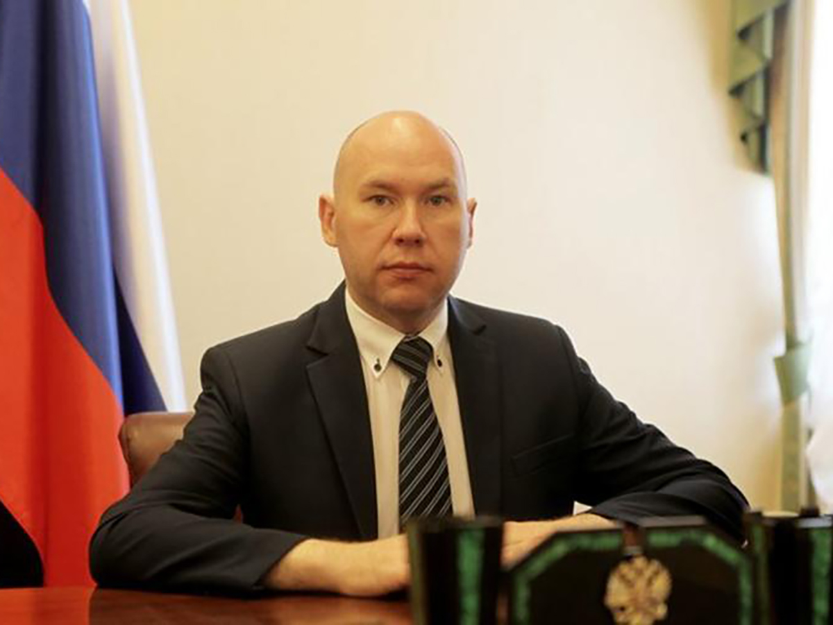 Мосгорсуд 14 апреля признал бывшего помощника полпреда президента в УрФО Александра Воробьева виновным в госизмене и приговорил к 12,5 годам лишения свободы. Арестовали Воробьева в 2019 году, а вскоре его начальник Николай Цуканов ушел с поста. Цуканов входил в Совет безопасности, в состав Государственной пограничной комиссии и Совет по приоритетным проектам. А его ближайший помощник Воробьев мог иметь доступ к документам начальника. СМИ тогда сообщали, что у шпиона нашли польский паспорт и аппаратуру, при помощи которой он мог снимать документы полпреда.
