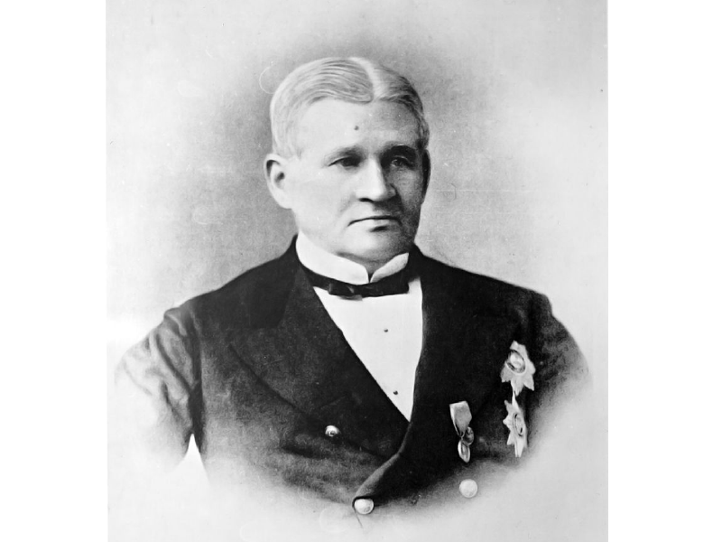 Дмитрий Замятнин в 1862-м стал управляющим Министерства юстиции, а спустя два года - генерал-прокурором, и внес вклад в судебную реформу Александра II. Замятнин просматривал все изменения проектов Судебных Уставов, сам делал к ним замечания. В 1864-м уставы утвердил Александр II. Благодаря ним, были созданы суды присяжных, а в самом процессе вводились гласность и состязательность. Еще Замятнин лично занимался подбором юристов, выдвигавшихся на новые судейские должности. 
Фото: ru.wikipedia.org