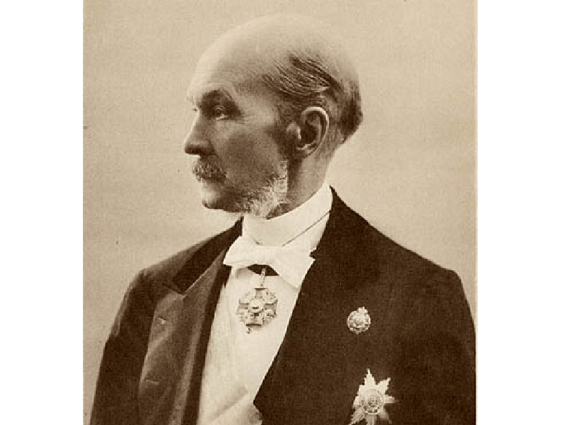 В 1878 году дед писателя Владимира Набокова стал генерал-прокурором и министром юстиции. Дмитрий Набоков всегда повторял, что если закон свят для всех граждан, то для министра он должен быть свят особенно. Из-за этого современники говорили, что «это не человек, а ходячий свод законов» и не решались просить его покровительстве или снисхождении к фигурантам дел.
Фото: ru.wikipedia.org