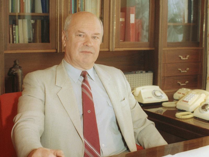 Генпрокурор СССР с 1990 по 1992 год Николай Трубин сделал заметную карьеру в прокуратуре, куда поступил работать сразу после вуза. Уже в 25 лет он возглавил районную прокуратуру. А в 1976-м Трубина как одного из опытнейших криминалистов страны отправили в командировку на Кубу. Тогда республика объявила себя социалистическим государством, а СССР помогал ей в становлении законности. На Острове свободы Трубин прожил чуть больше года.
Фото: ИТАР-ТАСС/Малышев Николай