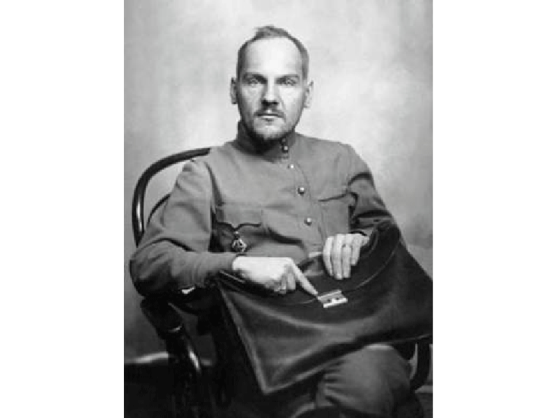 Николай Крыленко - генеральный прокурор РСФСР (1928-1931 годы) был председателем Всесоюзной шахматно-шашечной секции и выступил организатором трех московских международных турниров, редактировал журнал «Шахматы в СССР», поставил шахматный столик даже у себя в кабинете. Стал жертвой репрессий: несмотря на признание «вины», расстрелян в 1938 году за участие в антисоветской организации. Реабилитирован в 1955-м. 
Фото: w.histrf.ru