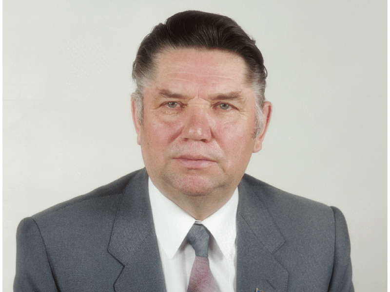 Бывший министр юстиции РСФСР Александр Сухарев с 26 мая 1988 года стал генпрокурором СССР. Он - доктор юридических наук и автор более 120 научных работ. Сухарев принимал участие в работе над проектом Уголовно-процессуального кодекса. А еще занимался общественной деятельностью – помогал адвокатам граждан Болгарии, обвиненных в покушении на Папу Римского. В итоге их реабилитировали. 
Фото: TASS:Archive/Черединцев Валентин/Фотохроника