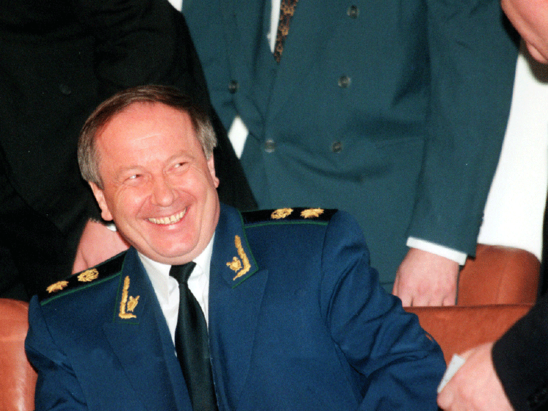 Юрий Скуратов стал генпрокурором в октябре 1995 года. А в 1999-м разгорелся скандал с его участием: в телеэфир попала видеозапись, запечатлевшая «человека, похожего на генерального прокурора» в компании девушек легкого поведения. Скуратова обвинили в действиях, порочащих честь прокурорского работника и сняли с должности. А в 2000 году Скуратов участвовал в выборах президента. Но занял одно из последних мест, получив 0,43 % голосов избирателей.
Фото: ТАСС/Олег Булдаков