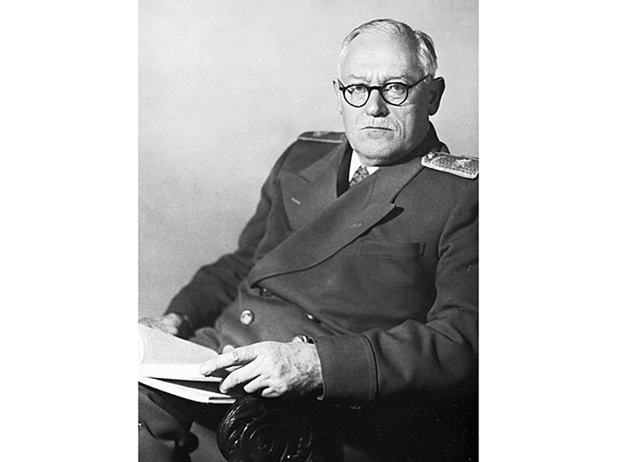 Андрей Вышинский, прокурор СССР в 1935–1939 годах, оправдывал репрессии и выступал гособвинителем на всех крупных политических процессах. В том числе, против сталинских соперников и бывших соратников Владимира Ленина — Льва Каменева и Григория Зиновьева. Их обвинили в участии в контрреволюционной организации. На процессе Вышинский заявил: «Взбесившихся собак я требую расстрелять — всех до одного». После смерти Сталина Вышинский стал представителем СССР в ООН. Фото: wikiquote.org