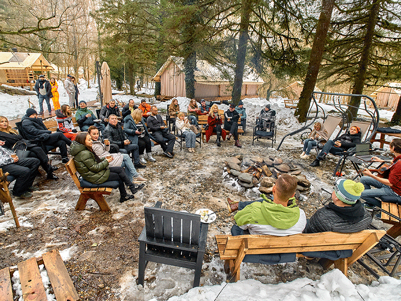 Приветственный вечер Winter Legal Week – 2022 участники провели в глэмпинге «Лес» - гламурном кэмпинге посреди реликтового леса. Согревались глинтвейном, пели песни у костра по гитару.