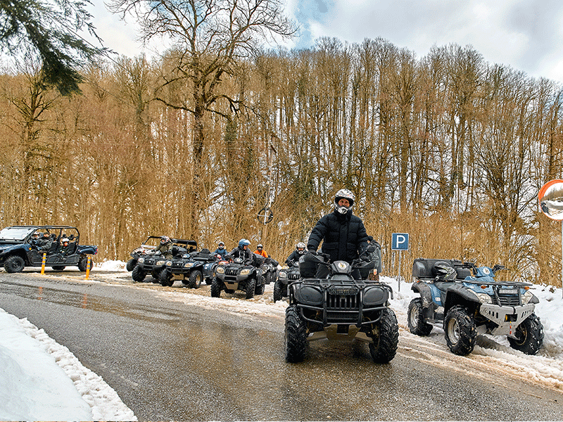 Желающих ждали активные развлечения: катание на квадроциклах и багги в сопровождении инструкторов по маршрутам Сочинского национального парка.