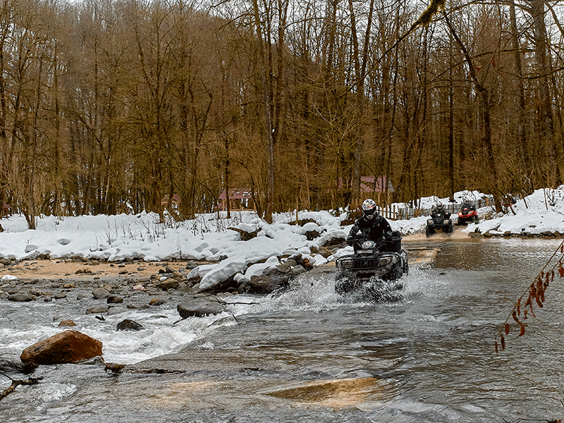 Асфальтированная дорога - только начало. Дальше участников ждали грунтовка, бездорожье и даже мелководье. Маршрут не самый сложный, но запоминающийся и достаточно экстремальный для тех, кто пробовал водить квадроциклы впервые.