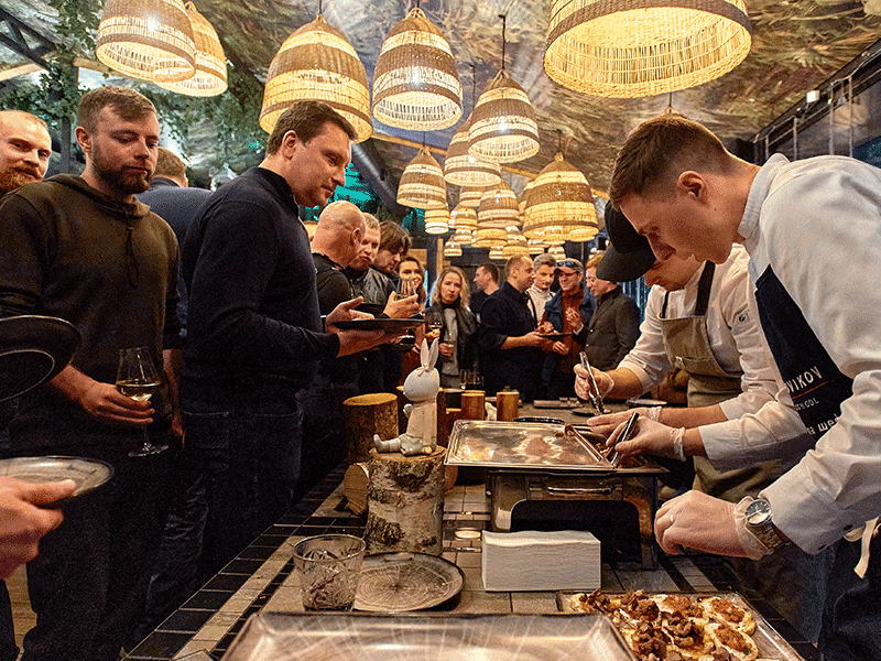 Тем временем в ресторане авторской кухни «ZAYKA» в глэмпинге гостей угощали барбекю из ягненка и домашней чачей на фейхоа. 