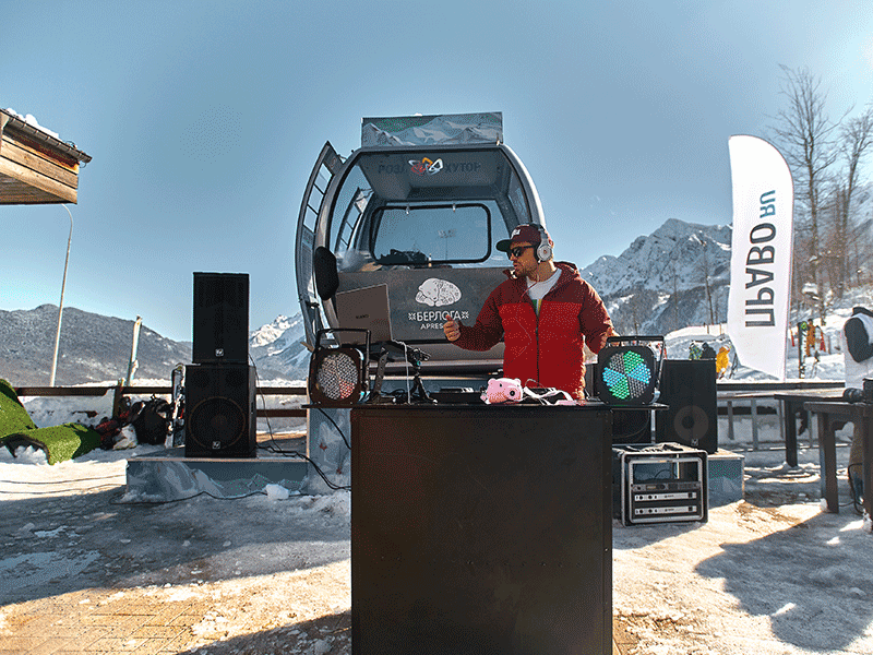 Спортивный день Winter Legal Week прошел при идеальной погоде для зимних развлечений: яркое солнце, без ветра и осадков, не очень холодно. Участники собрались на веранде ресторана «Берлога» на Роза Плато, где могли согреться глинтвейном.