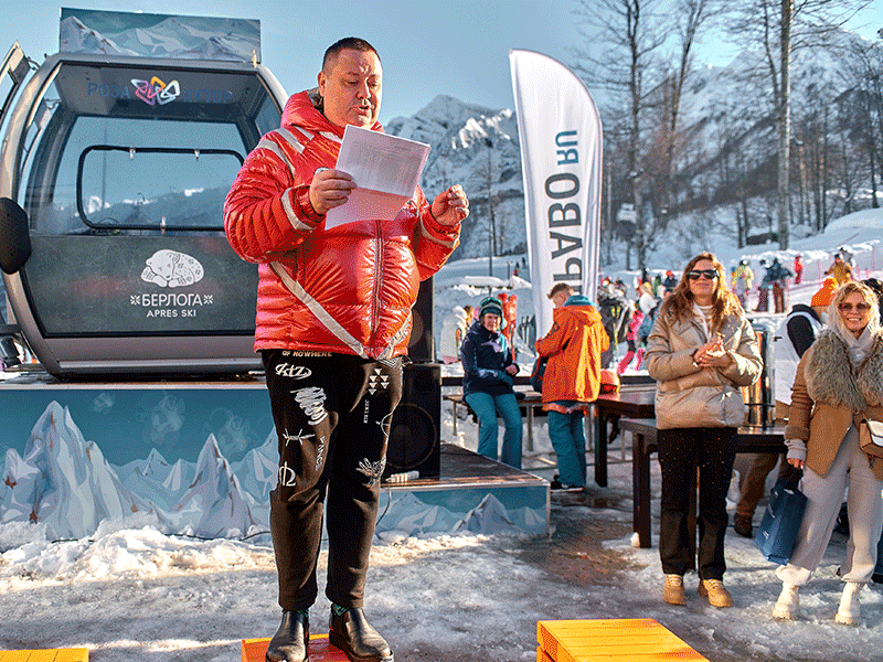 Алексей Отраднов, коммерческий директор Право.ru, награждает победителей соревнований по слалому:<br>
Детский заезд<br>
1 место<br>
Даниэль Болтянский, время 22.50<br>
2 место<br>
Мария Пархоменко, время 22.66<br>
Сноуборд<br>
1 место <br>
Станислав Кузнецов, сопровождающий гость мероприятия; время 16.88<br>
Лыжи <br>
1 место <br>
Данил Сидоров, директор судебного департамента Fesco;  время 14.39<br>