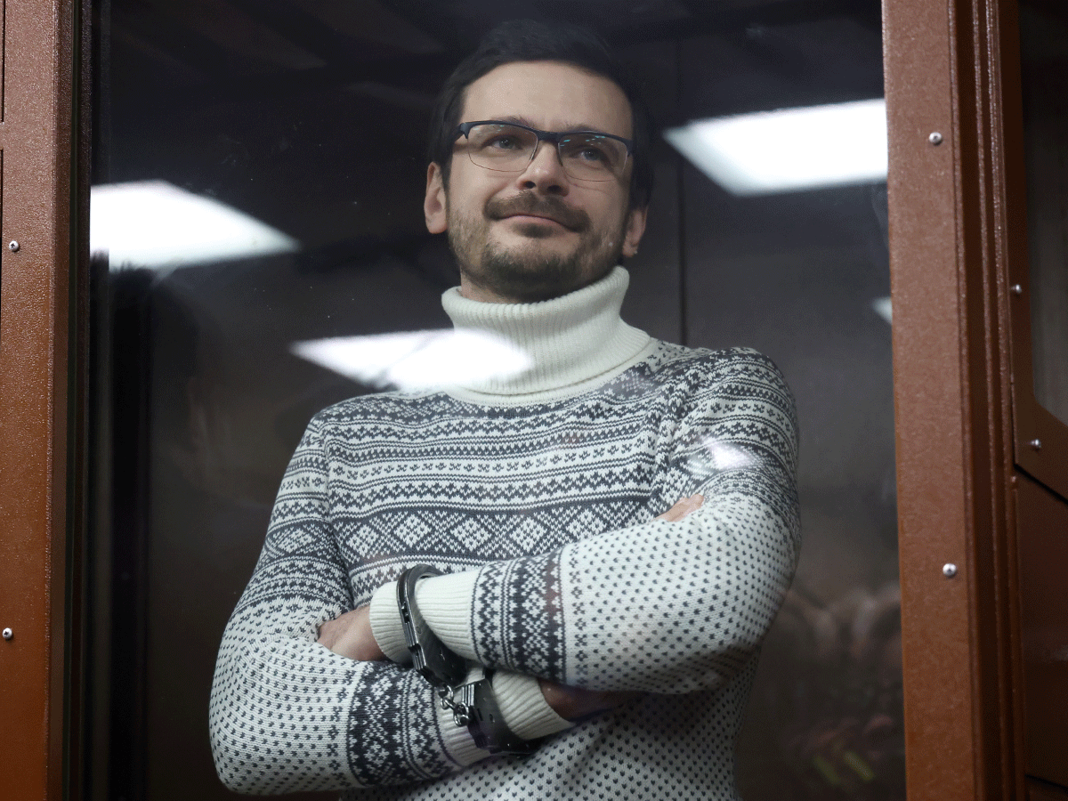 После начала СВО российские власти добавили в УК ст. 207.3 УК, которая предусматривает наказание за дискредитацию армии РФ. Если эти действия носят общественно опасные последствия, то нарушителю грозит до 15 лет за решеткой. Реальные сроки по новой норме получили столичные муниципальные депутаты – Алексей Горинов и Илья Яшин. Первого из них суд приговорил к 7 годам колонии, второго (на фото) – к 8,5 годам. Дело по аналогичному составу сейчас рассматривают против главы адвокатской палаты Удмуртии.