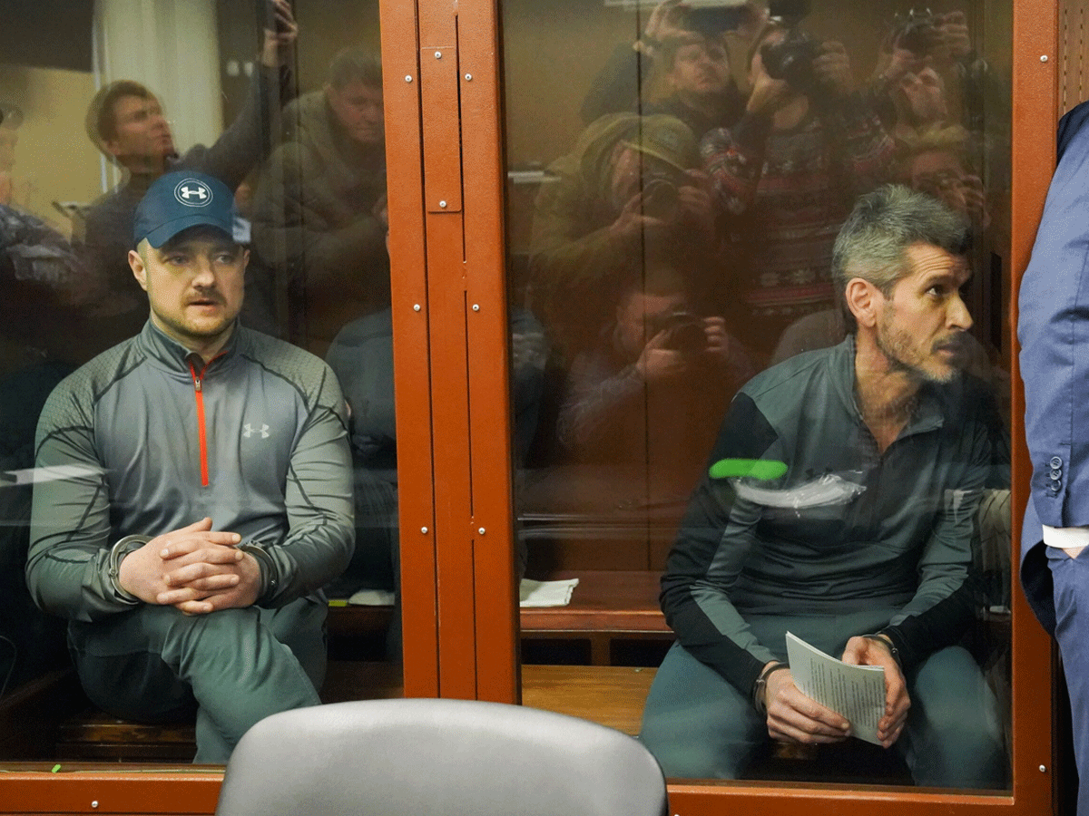 Бизнесменов братьев Зиявудина и Магомеда Магомедовых признали виновными в создании преступного сообщества (ст. 210 УК), особо крупном мошенничестве (ч. 4 ст. 159 УК) и особо крупной растрате (ч. 4 ст. 160 УК). Первого из них приговорили к 19 годам заключения, второй получил 18 лет строгого режима. Как установил Мещанский райсуд Москвы, братья создали и возглавляли преступную группировку, которая в течение шести лет похитила свыше 15 млрд руб. бюджетных средств и имущества разных компаний.