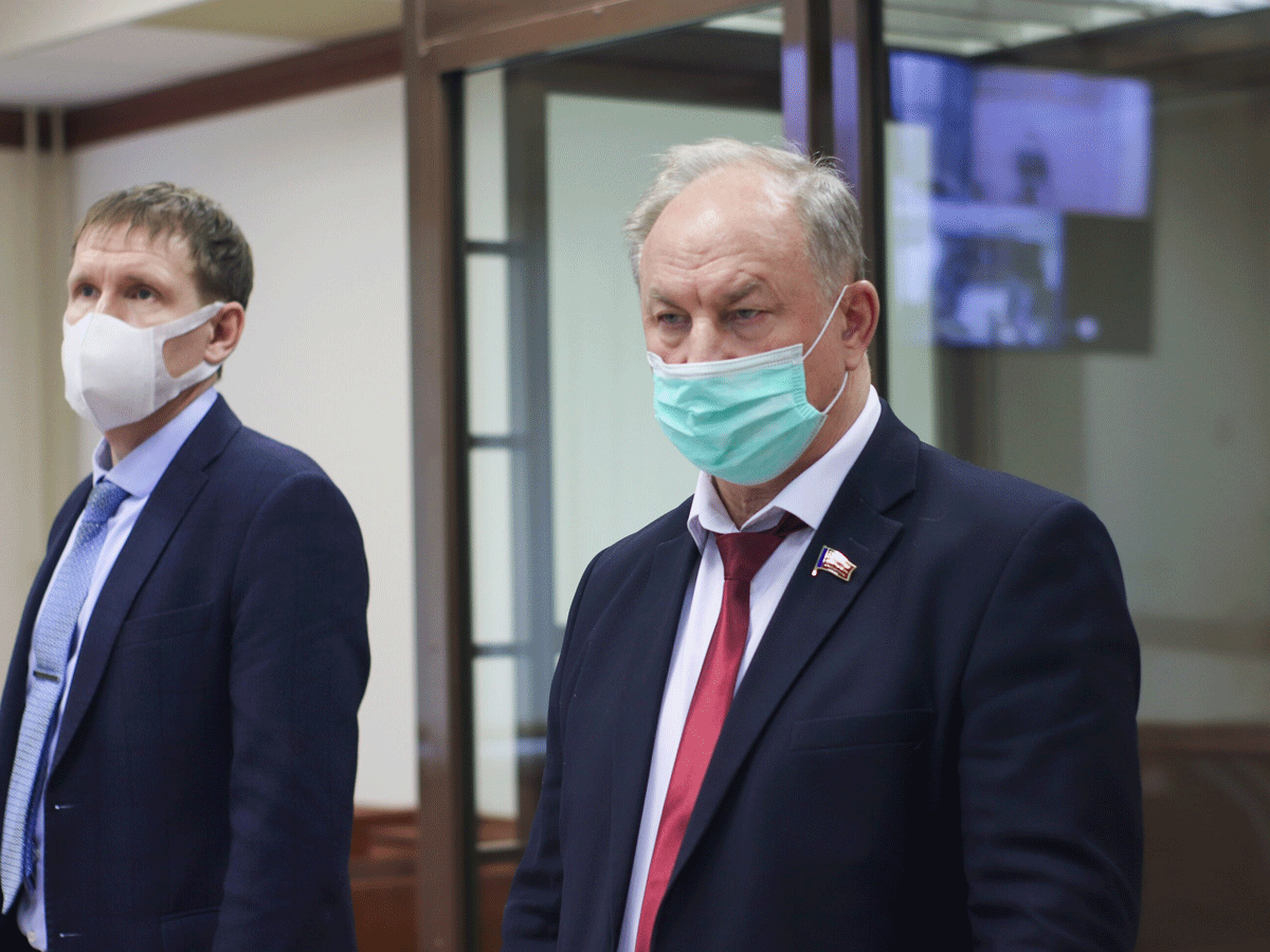 Весной суд признал депутата от КПРФ Валерия Рашкина виновным в незаконной охоте (ч. 2 ст. 258 УК). Его приговорили к трем годам лишения свободы условно. Как установило следствие, в ночь на 29 октября 2021 года Рашкин застрелил лося без лицензии, после чего расчленил его и положил в багажник машины. Депутата задержали при отъезде с места происшествия, в авто нашли разделанную тушу животного. Сам Рашкин ранее утверждал: на охоту его пригласили друзья, и он был уверен, что они оформили все необходимые документы.