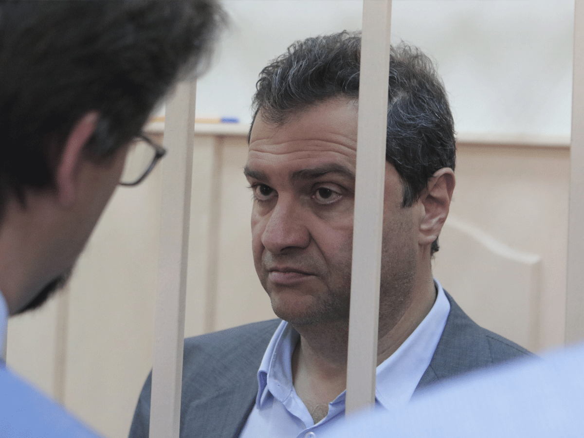 Экс-замминистра культуры Григория Пирумова осудили за хищения при реконструкции Эрмитажа.  Бывший чиновник получил 8,5 года колонии строгого режима. Как установил суд, Пирумов и экс-директор департамента управления имуществом и инвестиционной политики министерства Борис Мазо организовали заключение госконтракта для реставрации музея без реального намерения его исполнить. При этом большую часть аванса перечислили в подконтрольные им организации.