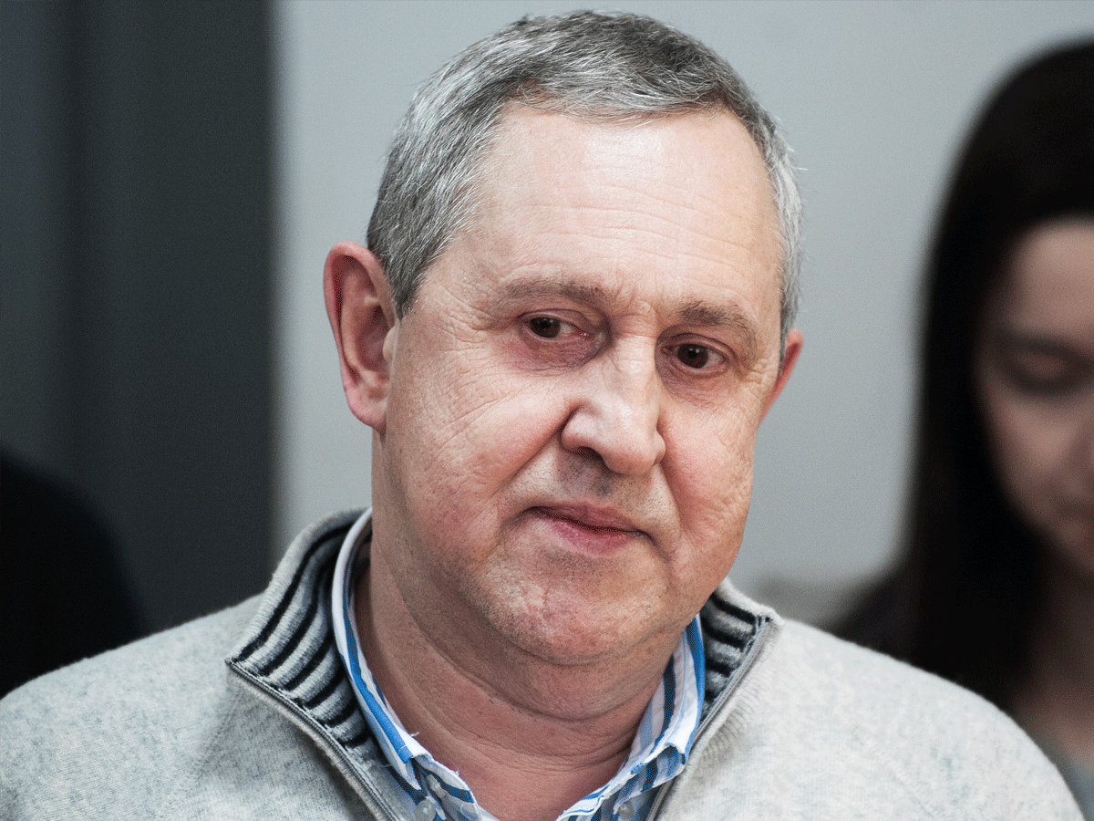 А депутата Госдумы от фракции «Справедливая Россия — За правду» Вадима Белоусова признали виновным в получении взятки на 3,25 млрд руб. (ч. 6 ст. 290 УК). Политика приговорили к 10 годам колонии строгого режима. Как установил суд, в 2010–2014 годах Белоусов получал от представителей дорожно-строительного холдинга деньги за общее покровительство в Челябинской области. Настаивавший на своей невиновности парламентарий в день оглашения приговора не явился, взять его под стражу до сих пор не удалось. 