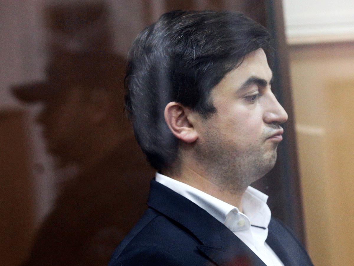 Следствие настаивало, что заместитель гендиректора «Аэрофлота» Владимир Александров (на фото) заключил договоры об оказании юрпомощи с адвокатами в интересах авиакомпании, хотя необходимости в этом не было. Нанятые им по этим соглашениям юристы Александра Сливко и Дина Кибец получили 6,5 и 6 лет лишения свободы соответственно. Суд признал их виновными в особо крупном мошенничестве (ч. 4 ст. 159 УК). Сам Александров должен провести за решеткой 7 лет. 